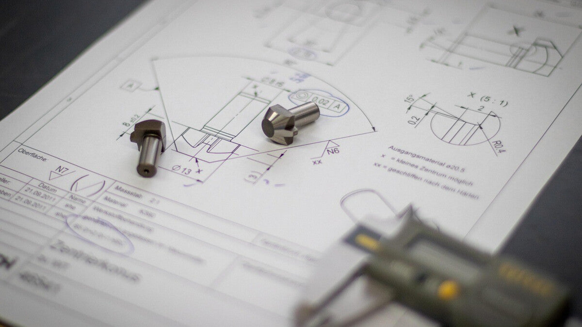 Schema tecnico dettagliato della produzione di lame di rasoio che mostra gli angoli di taglio e il processo di produzione per lame da barba di precisione.